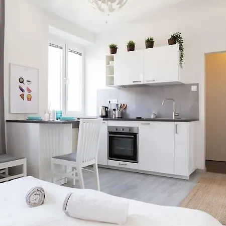 Wonderful Emoji In Oldtown, Street Parking 公寓 布拉迪斯拉发