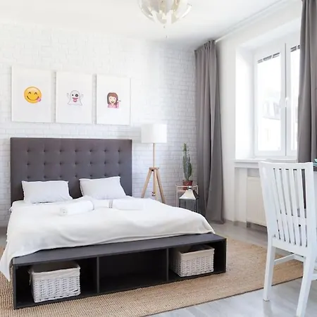 Apartment Wonderful Emoji In Oldtown, Street Parking *
