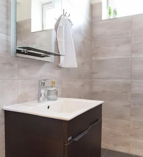 Lägenhet Wonderful Emoji In Oldtown, Street Parking