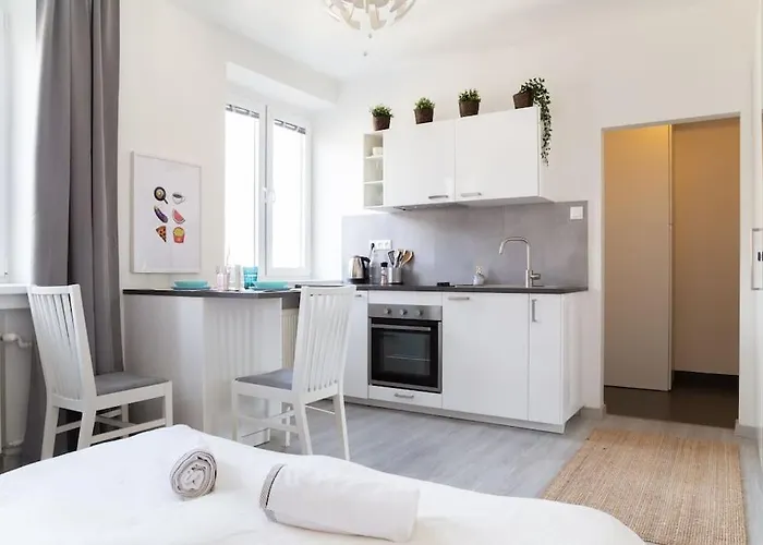 Wonderful Emoji In Oldtown, Street Parking Lägenhet Bratislava