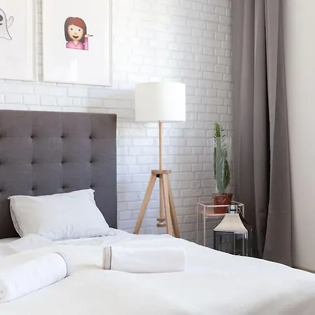 Apartman Wonderful Emoji In Oldtown, Street Parking *