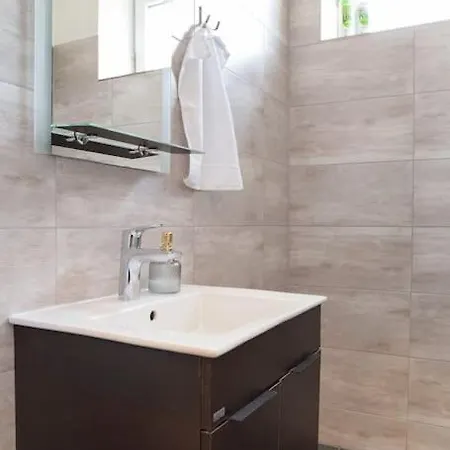 Apartman Wonderful Emoji In Oldtown, Street Parking