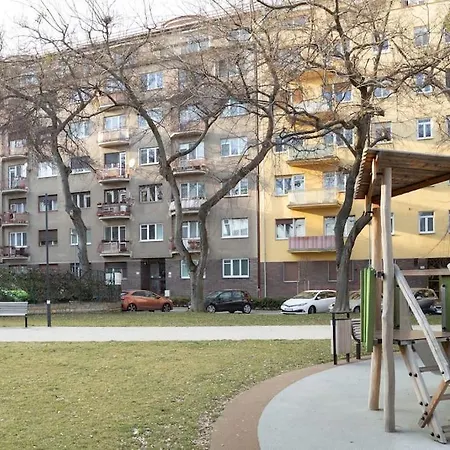 Apartman Wonderful Emoji In Oldtown, Street Parking *